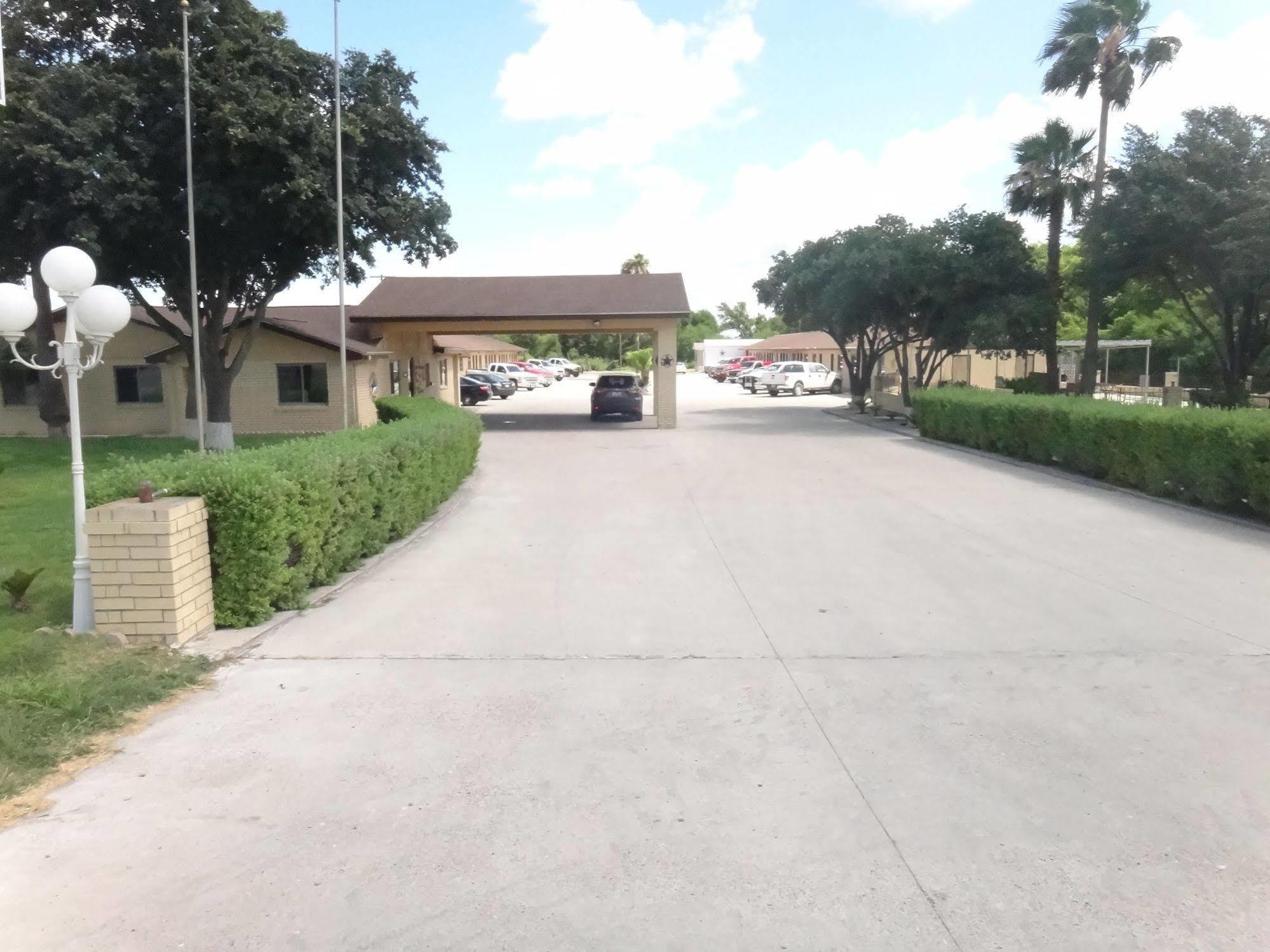 Freer Executive Inn And Studios Exterior photo