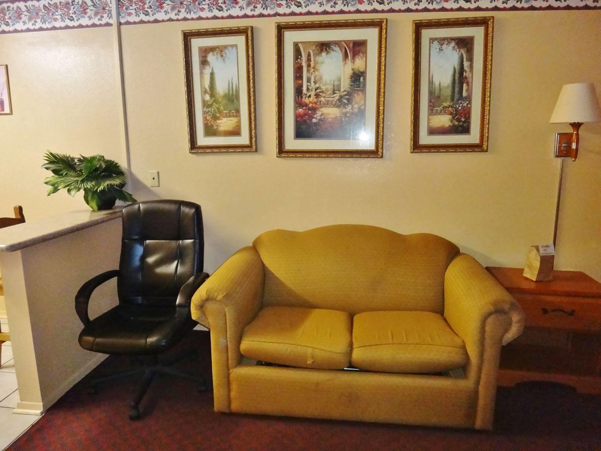 Freer Executive Inn And Studios Exterior photo